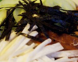 Chirashi-sushi med røget makrel
