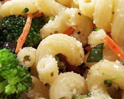 Pastasalat med broccoli
