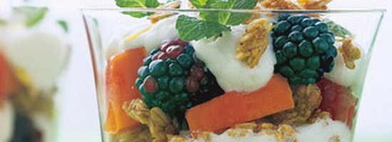 Græsk yoghurt med sirup og frugt